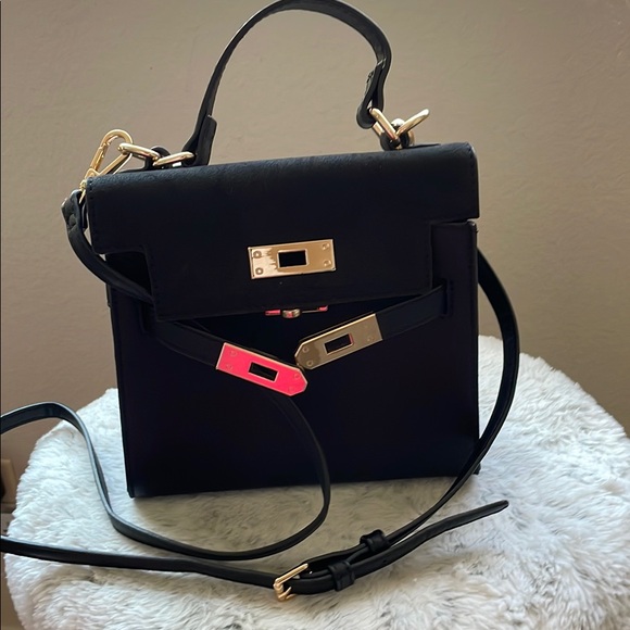 Elegant Black Handbag - Picture 1 of 5